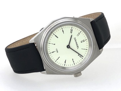 Mechanical gents watch with clear design lines 